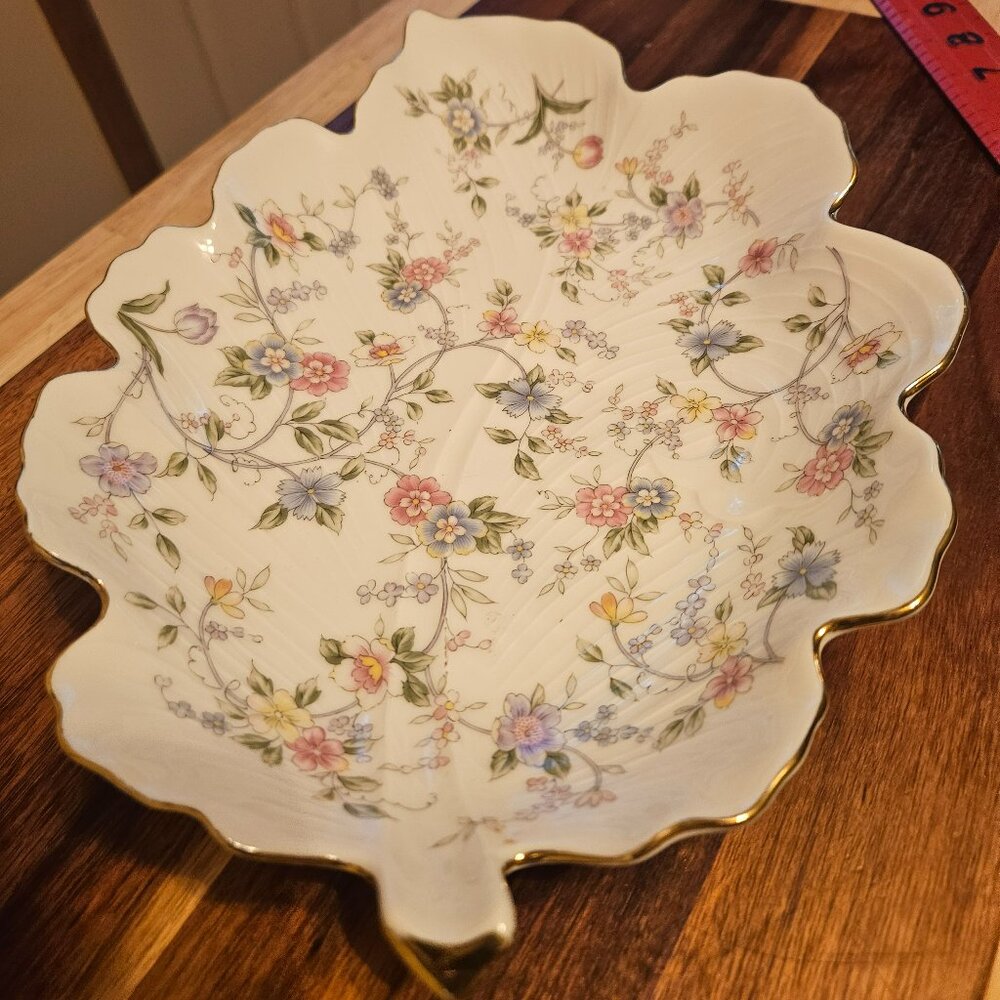 vintage Andrea by Sadek corona floral pattern leaf design plate gorgeous